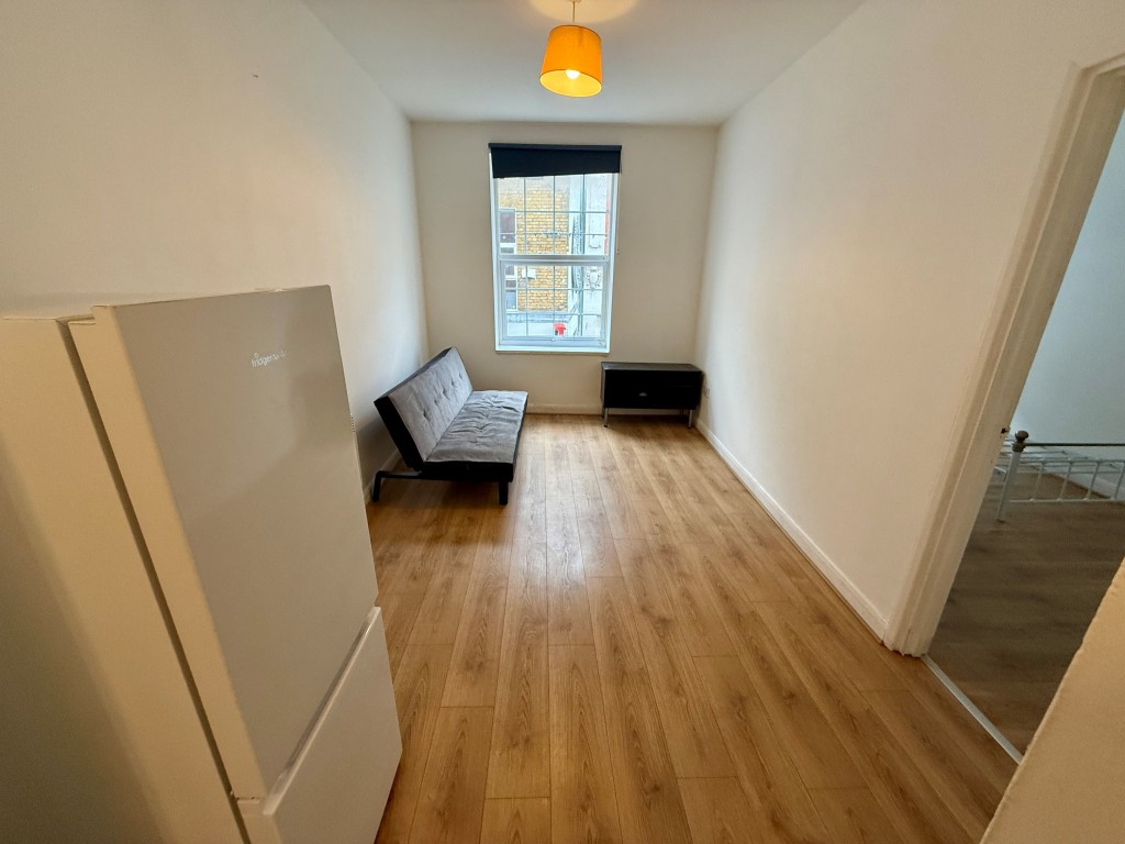 Lot: 143 - FOUR-BEDROOM MAISONETTE IN TOWN CENTRE - Living room